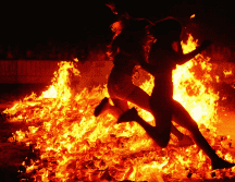 El fuego sigue siendo el elemento central de la celebración. ESPECIAL
