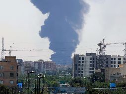 Los ataques israelíes continuaron este domingo, afectando instalaciones como la sede del Ministerio de Exteriores, el Comando de la Policía de Teherán y diversas zonas residenciales de la capital iraní. EFE/ A. TAHERKENAREH.