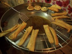 Los tacos dorados pueden disfrutarse sin culpa si se preparan con ciertos ingredientes. EL INFORMADOR/ ARCHIVO