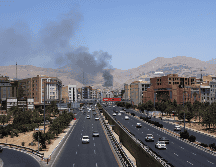 Videos que circulan en las redes sociales muestran que el edificio de IRINN, sigue ardiendo.EFE/ABEDIN TAHERKENAREH