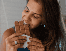 En lugar de reprimir la ansiedad, la clave está en comprender su origen y establecer hábitos saludables que permitan mantener un equilibrio, priorizando el bienestar físico y emocional. CANVA