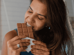 En lugar de reprimir la ansiedad, la clave está en comprender su origen y establecer hábitos saludables que permitan mantener un equilibrio, priorizando el bienestar físico y emocional. CANVA