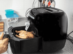 Aunque las freidoras de aire pueden ser una herramienta útil para cocinar de manera más ligera y con menos grasa, es fundamental usarlas de forma correcta para evitar riesgos innecesarios.  CANVA