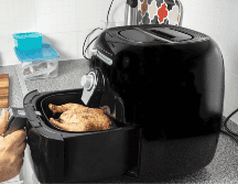 Aunque las freidoras de aire pueden ser una herramienta útil para cocinar de manera más ligera y con menos grasa, es fundamental usarlas de forma correcta para evitar riesgos innecesarios.  CANVA