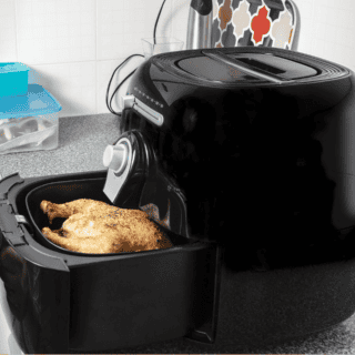 La sustancia cancerígena que estarías consumiendo por usar mal tu freidora de aire