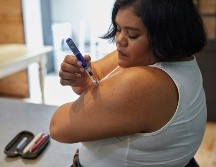 Joven mexicana con una pluma de inyección de insulina UNSPLASH