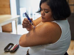 Joven mexicana con una pluma de inyección de insulina UNSPLASH