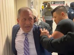 El contralor y candidato fue grabado por su equipo durante la detención. ESPECIAL