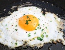Los huevos son un alimento que debe manejarse con cuidado, ya que existe riesgo de salmonela al consumirlos crudos. Canva