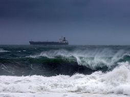 El almirante Morales Ángeles alertó que vienen probables inundaciones o desprendimientos de tierra por el paso del huracán “Erick”.  EFE/L. Villalobos