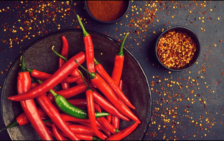 Consumir chile puede tener efectos positivos en la salud, como la estimulación de la liberación de endorfinas, pero debe hacerse con moderación. ESPECIAL / CANVA