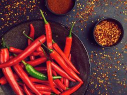 Consumir chile puede tener efectos positivos en la salud, como la estimulación de la liberación de endorfinas, pero debe hacerse con moderación. ESPECIAL / CANVA