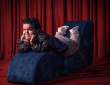 El Jimmy tuvo que tomar decisiones importantes. Hasta hace unos meses mantenía un empleo de oficina, pero en febrero de 2024 se despidió de esa etapa para dedicarse por completo al stand up. CORTESÍA.