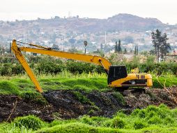 Excavaciones irregulares, construcciones sin permiso y desecho de escombros alrededor de la presa El Ahogado dificultan el saneamiento del río Santiago y crean peligro de inundaciones. EL INFORMADOR/A. Navarro