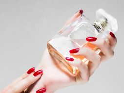 Las muñecas es una de las zonas donde duran más las fragancias. UNSPLASH/Laura Chouette