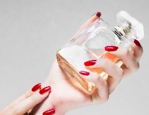 Las muñecas es una de las zonas donde duran más las fragancias. UNSPLASH/Laura Chouette