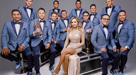 María Fernanda, vocalista, posa con el resto de la Sonora Santanera. CORTESÍA