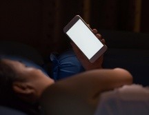 Estar expuestos durante mucho tiempo a las pantallas de dispositivos puede afectar seriamente el descanso. ESPECIAL / CANVA