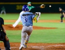Carlos Mendivil pegó un sencillo productor de dos carreras en la décima entrada. CORTESÍA/Charros de Jalisco