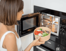 El microondas, bien utilizado, es una herramienta práctica, segura y eficaz para preparar alimentos de manera rápida sin comprometer significativamente su valor nutricional. CANVA