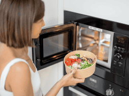 El microondas, bien utilizado, es una herramienta práctica, segura y eficaz para preparar alimentos de manera rápida sin comprometer significativamente su valor nutricional. CANVA