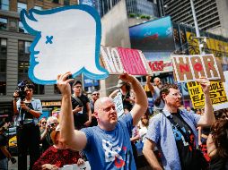 Decenas de personas participaron en una manifestación contra la guerra, ayer en Nueva York, para rechazar los bombardeos de Estados Unidos sobre instalaciones nucleares en Irán. AFP