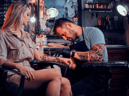 Tatuarse no es simplemente una moda ni un acto superficial. Para la psicología, se trata de un fenómeno complejo que puede estar relacionado con el fortalecimiento de la identidad, la expresión emocional, la autoafirmación o la pertenencia social.  CANVA