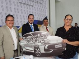 Personalidades del sector educativo formaron parte del presídium y hacen entrega simbólica a socia beneficiada. ESPECIAL