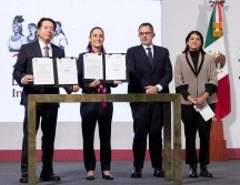 La presidenta, Claudia Sheinbaum Pardo; el secretario de Educación Pública, Mario Delgado Carrillo, muestran los decretos firmados. GOBIERNO DE MÉXICO