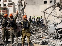 Militares israelíes inspeccionan un edificio dañado por misiles iraníes en Beersheba. EFE/M. Gibelli