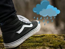 Es importante que cuando tengas los zapatos mojados, lo primero es que te los puedas quitar a la brevedad posible. UNSPLASH / J. Wegrzyn