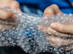 Su resistencia permite emplearlo en distintas temporadas tanto en interiores como en exteriores, lo que lo convierte en un recurso económico, versátil y fácil de adaptar a diversas necesidades cotidianas. CANVA