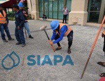 SIAPA suspendió el servicio de agua en una plaza comercial de Guadalajara por un adeudo millonario; después se logró un convenio de pago y el servicio fue restablecido. ESPECIAL