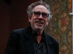 El director de cine posa desde el Panteón Civil de Dolores, en la Ciudad de México. EL UNIVERSAL