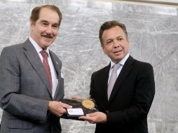 El gobernador Pablo Lemus entregó una medalla conmemorativa al Rector Antonio Leaño Reyes, durante la ceremonia por el 90 aniversario de la UAG. X/PabloLemusN