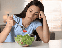 Comer bajo estrés no solo cambia tus hábitos, sino también la forma en que tu cuerpo responde a los alimentos. CANVA