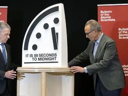 Juan Manuel Santos, premio Nobel y presidente de los Elders, y Robert Socolow, miembro del Consejo de Ciencia y Seguridad de los Científicos Atómicos, descubren el reloj en Washington. AP/ARCHIVO