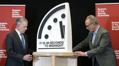 Juan Manuel Santos, premio Nobel y presidente de los Elders, y Robert Socolow, miembro del Consejo de Ciencia y Seguridad de los Científicos Atómicos, descubren el reloj en Washington. AP/ARCHIVO