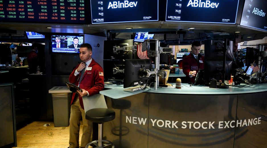 El S&P 500 también subió un 0.21 % para finalizar en 6.846,61, sin embargo, el Nasdaq perdió un 0.25 % para cerrar en 23.468,30 enteros. AFP / ARCHIVO