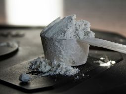 La proteína en polvo viene en variedad de sabores y le da un toque de fuerza a los postres proteicos. UNSPLASH