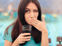 La mayoría de las veces, el hipo es solo una molestia temporal. Pero con estos simples trucos caseros, puedes deshacerte de él de forma rápida y segura. La próxima vez que te ocurra, ya sabes qué hacer. CANVA