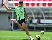 La Federación Mexicana de Futbol (FMF) informó mediante un comunicado oficial que el futbolista abandonó la práctica del miércoles 25 de junio por molestias en la rodilla derecha. IMAGO7.