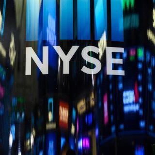 Wall Street cierra mixto pero con récords tras grandes acuerdos en tecnología y banca