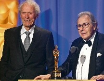 El actor Clint Eastwood entregó el Oscar honorífico al compositor Lalo Schifrin, el 18 de noviembre de 2018. AFP