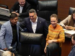 Erasmo Catarino en su primer día como legislador al lado de Alejandro Moreno (PRI) y Manuel Velasco (PVEM). SUN/H. Salvador