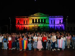 El director del MUSA, Moisés Vizcarra Schiaffino, encabezó el encendido de luces acompañado por autoridades universitarias y activistas. EL INFORMADOR/ H. Figueroa.