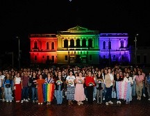 El director del MUSA, Moisés Vizcarra Schiaffino, encabezó el encendido de luces acompañado por autoridades universitarias y activistas. EL INFORMADOR/ H. Figueroa.