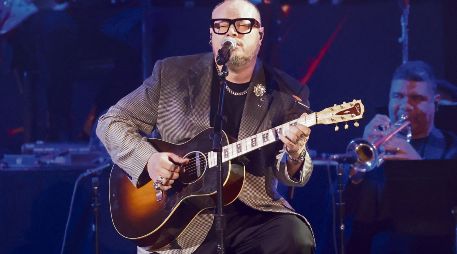 El cantautor se presentó en el escenario durante la ceremonia de estreno de la entrega anual 25 del Latin GRAMMY, en Miami, Florida. AFP