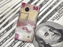 La apreciación semanal del peso mexicano fue a la par del debilitamiento del dólar. ESPECIAL / CANVA
