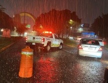 En total, cinco vehículos resultaron afectados por las inundaciones en la metrópoli. ESPECIAL